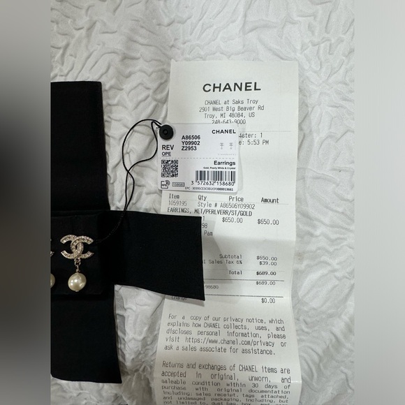 Chanel
CC earrings
worn only once
Gold, Metal - Picture 3 of 8